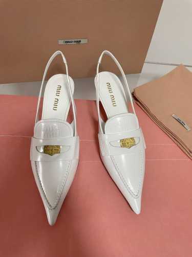 MIU MIU 22春夏 大热走秀款 幸运币系列小猫跟鞋，出现在各大时装杂志封面 各路明星、小红书博主着用拼色搭配幸运金币搭配更显示复古上脚尤为惊艳到你的一款闭