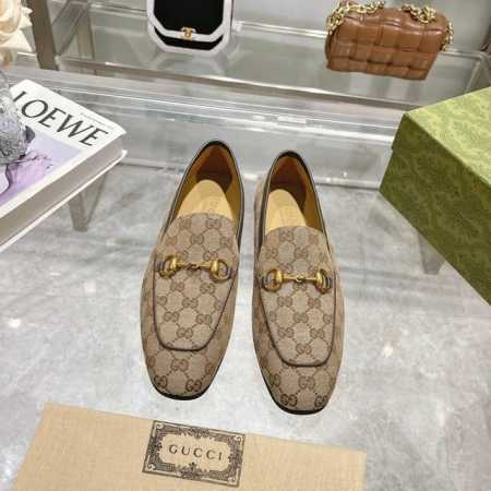 1819-1 35-41 自问世以来，拖鞋一直是gucci系列的标志性产品。这款女士乐福鞋巧妙结合米色和乌木色经典gg帆布与拖鞋设计元素，于经典配色中绽放亮眼新 - 点击图像关闭