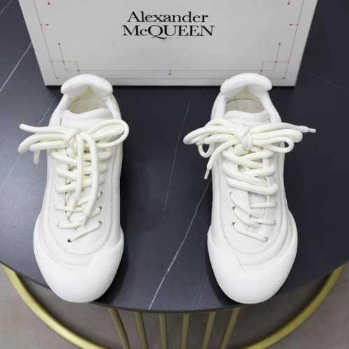 ALEXANDER MCQUEEN 亚历山大 麦昆 最新 Flexion系列 情侣款 复古运动鞋 德训鞋 这款Flexion Off white色调粒面皮革低帮