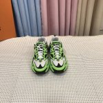 顶级版本LV Sprint 运动鞋亮相于 新款男装秀场，以轻盈科技面料烘托 Monogram 花卉的抽象演绎，辅以足球鞋的流线型设计。LV 字母和 Monogr