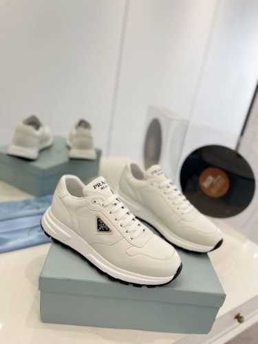 工厂价 男+10普拉达prada 运动鞋融优雅的创意设计以及prada系列典型的材质于一身。 鞋身采用海洋塑料回收物所制的创新性re-Nylon再生尼龙和亮面牛