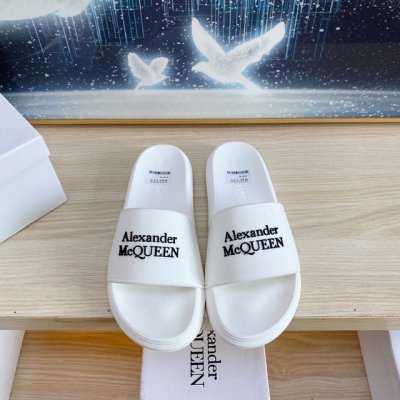 出厂 Alexander Mcqueen 。麦昆拖鞋系列：高端品牌 3D制面，升级版大底，更轻便，防滑。市场顶级品质，潮人必备，夏季拖鞋的季节来了，穿起来超级唯