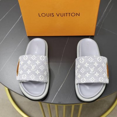 出厂价: 情侣款 品牌：Lv路易威登 码数：35-44 45定制 等级：专柜 原单 材料：原版鞋面 耐磨轻便柔软舒适大底 款式类别：夏季款拖鞋 年轻时尚 脚感舒