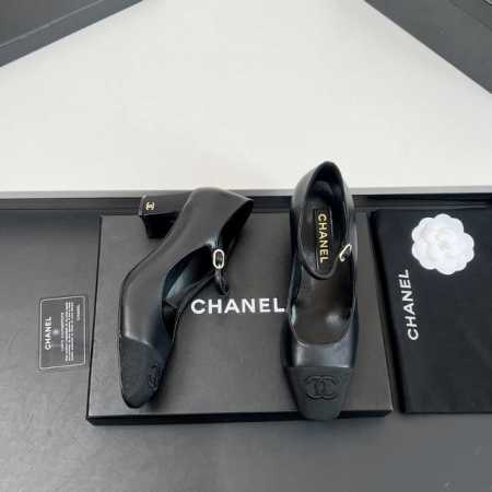 工厂价 顶级品质！Chanel 小香25C早春新品、高跟鞋 粗跟方头玛丽珍单鞋香奶奶家一贯的优雅名媛气质 高级感十足上脚非常nice～极简的配色深入人心~本年度 - 点击图像关闭