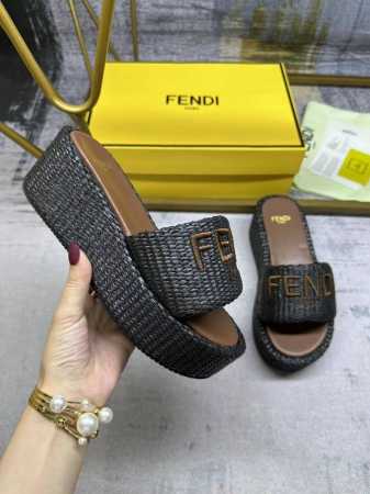 fendi最新爆款宽带厚底拖鞋，Pp草面料，Fendi丝线刺绣，35-42码， - 点击图像关闭