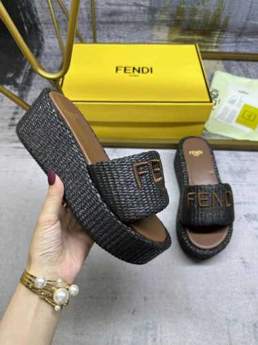 fendi最新爆款宽带厚底拖鞋，Pp草面料，Fendi丝线刺绣，35-42码，