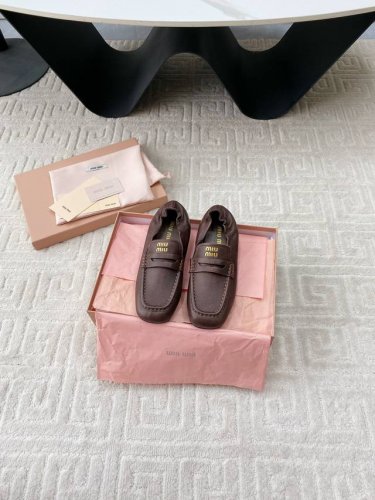 出平底 高跟 MiuMiu谬谬2025 早春走秀款乐福鞋 中性中古风 于多重场景中流露风格主张 步履之间焕发独特之美 皱松紧设计随心搭配 面料小牛皮 内里垫脚绵