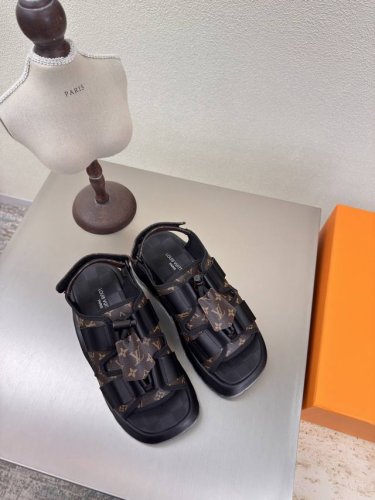 l驴 厚底沙滩凉鞋 高版本 配飞机盒 高品质 无瑕疵 4种配色 黑牛皮 老花材料 Lv 打造 使得 Lv 仍能为创作者 青年玩家 提供惊艳和渴望 4 种款新配色