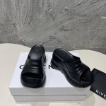 givench*纪梵希春夏新品棉花糖厚底坡跟拖鞋出圈 火爆全球 Ins博主人手一双这双Marshmallow鞋，设计感巨潮坡跟设计走起来很稳又有舒适度可满足各种