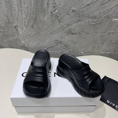 givench*纪梵希春夏新品棉花糖厚底坡跟拖鞋出圈 火爆全球 Ins博主人手一双这双Marshmallow鞋，设计感巨潮坡跟设计走起来很稳又有舒适度可满足各种