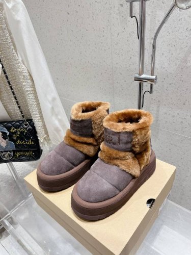 UGG 新款明星同款拼色厚底毛毛拖鞋 半拖 短靴 雪地靴 内里羊毛一体 保暖性能卓越 耐磨橡胶底 鞋子抓地力更好 拥有这一双UGG 让小脚丫在寒冷冬日始终温暖舒