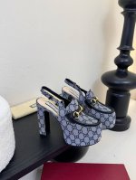 光面 石纹 Gucc* 经典春夏走秀马衔扣 恨天高防水台高跟凉鞋 G家在体现高级感这块 总让人大写的服气 看起来蛮简单的款式 但上脚就莫名很高阶 非常性感 让你