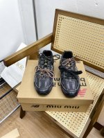 代购级 情侣爆款！做旧款 阿甘鞋 德训鞋 miumiu x New Balance 联名款 miumiu ss24大秀上曝光了与New Balance 的全新联