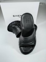 冲量价: 最新款Givenchy 纪梵希爆火棉花糖拖鞋 10Cm，非常显高显瘦 显腿直 而且这个款式也非常的百搭 重点 自重很轻、且不磨脚 # 码数：35.39