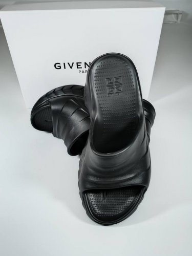 冲量价: 最新款Givenchy 纪梵希爆火棉花糖拖鞋 10Cm，非常显高显瘦 显腿直 而且这个款式也非常的百搭 重点 自重很轻、且不磨脚 # 码数：35.39