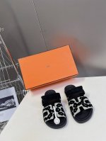 ΗErmes 爱马仕春夏经典二舅拖鞋 Chypre 丑萌丑萌二舅拖鞋 老头拖鞋，上脚简直太舒服了！憨厚又可爱！ 全混种羊皮包底台,真皮沿边条 注意 只做高端品质