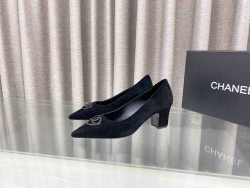 25Ss春夏新款Chane*小香尖头平底单鞋 凉拖鞋经典双C融入爱心扣饰，尖头设计真不多见，俏皮中又有点轻熟的高级，穿起来减龄又有气质！鞋面：小羊皮 麂皮内里：
