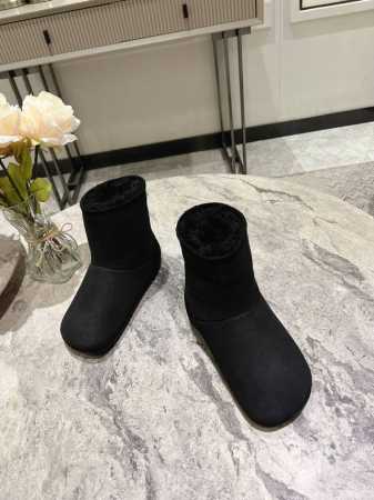 出厂 独家顶级 LOEWE呆萌雪地靴系列 皮毛一体 最新款雪地靴 正品购入开发 完美复刻 设计师推出探索时尚界对于原创与挪用的概念、以全新系列致敬传承与经典 来 - 点击图像关闭