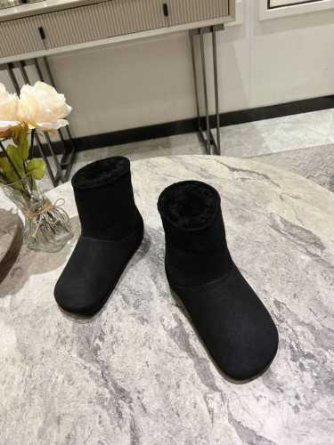 出厂 独家顶级 LOEWE呆萌雪地靴系列 皮毛一体 最新款雪地靴 正品购入开发 完美复刻 设计师推出探索时尚界对于原创与挪用的概念、以全新系列致敬传承与经典 来