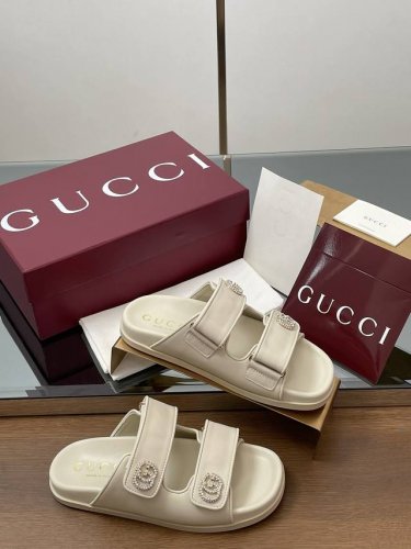 橙子出厂价p gucci 古驰 春夏新款 水钻双G扣魔术贴平底拖鞋 休闲凉拖 现代设计美学探索独特匠心之路 巧妙融合品牌经典元素与备受喜爱的品牌标识 这款凉鞋缀