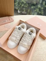 全毛 G049MIUMIU经典低帮厚底饼干小白鞋年款系带休闲运动滑板鞋棉鞋 面料: 原版定制牛皮 内里: 原版进口羊毛 大底: 原版开模 底厚: 3CM Siz
