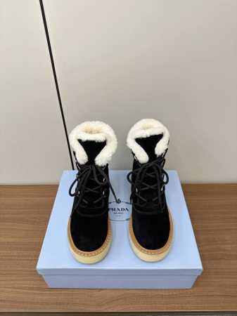 Prada 24秋冬新款羊毛雪地靴 原版1:1开发 经典款鞋型特别的耐看 面料：牛反绒麂皮 内里：羊皮毛一体羊羔毛 垫脚：羊皮毛一体羊羔毛 大底：原版TPU大底 - 点击图像关闭