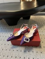 Roger Vivi* 早春新品猫跟真丝单鞋Virgule钻扣高跟鞋后袢带凉拖 RV必入款 她上脚也太美了吧 Rv新款小猫跟系列 绸缎面搭配精致方钻扣 超有气质