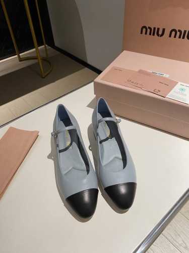 出厂价Pp皮的单鞋350凉鞋340缪缪早春款升级工艺打造精品，采用字母扣装饰 ，超级百搭 经典时尚款 对脚型没那么纤瘦，对高脚背的妹子更友好了鞋面：进口羊皮 内
