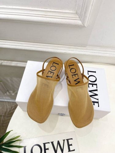 loewe 罗意威 2025春夏新品 冰丝网小猫跟半拖鞋 loewe作为这两年最受欢迎的设计师牌 设计简单 细节巧妙 清新脱俗 不想满大街撞款的可以看看这个品牌