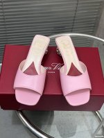 出厂 * Rv 新款水钻跟凉鞋拖鞋 爱心鞋 材质: 定制原版牛皮 垫脚：进口羊皮内里 鞋底：原版定制真皮底 跟高：5Cm 码数：35-40 40 41定