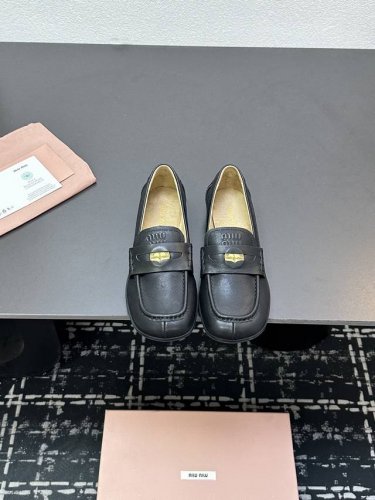 Miu Miu 25Ss 缪缪春夏新款 方头乐福鞋硬币平底小皮鞋 细节的设计在一众乐福鞋中脱颖而出，整体鞋型圆滑秀气，一点不笨重，可以完全露出脚踝处，称得腿部线