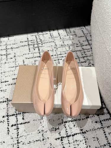 christian Louboutin X Maison Margiela 25 春夏最新 联名 分趾 平底单鞋 Maison Margiela 与 Chris
