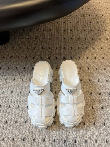 prad* 25Ss厚底罗马编织半拖 超火爆prad*普拉达 最新春夏锯齿罗马编织超轻厚底 凉鞋 复古时髦前卫的轮齿 让整双鞋轻便舒适 满足不同风格时髦人士的多