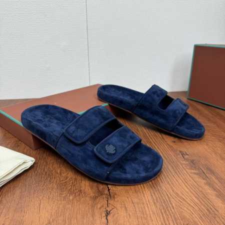 Lp 家新品 Loropian* 诺悠-翩雅 新款男士休闲凉鞋拖鞋！ 整个鞋子采用高丝光牛反绒面料，中底垫脚同材质打造 白色牛皮滚边撞色突显时尚风范。鞋面饰有立 - 点击图像关闭