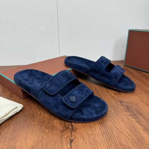 Lp 家新品 Loropian* 诺悠-翩雅 新款男士休闲凉鞋拖鞋！ 整个鞋子采用高丝光牛反绒面料，中底垫脚同材质打造 白色牛皮滚边撞色突显时尚风范。鞋面饰有立