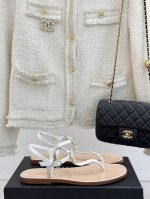 厂价 Chane* ｜小香25p春夏新品 双C夹脚凉鞋 好穿又出片的度假风夹脚凉鞋 简约的版型搭配双C扣 更加精致 上脚超级仙美又百搭 绝对不能错过！ 配一条小
