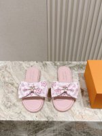 驴家早春新品 New Arrival～Lv春夏拖鞋，也太出彩了！时尚性感舒适，拉满了夏日美鞋能给的满分情绪价值.鞋的造型也很乖巧好看呀！ 鞋面选用进口牛皮印花，