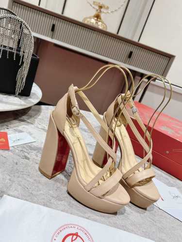 大水台 凉鞋 W. 定做不退不换 这款Maison Christian Louboutin厚底凉鞋有着130毫米的高跟鞋 极具建筑风格的黑色漆皮小牛皮凉鞋 搭配