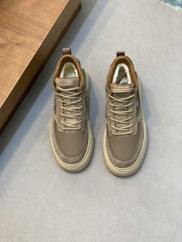 UGG P: Size：39-44 UGG系带厚底运动男鞋. 时尚感十足 休闲百搭 磨砂鞋面高级又不显老气 鞋面防水防油污时尚好打理 内里羊皮毛一体 舒适保暖