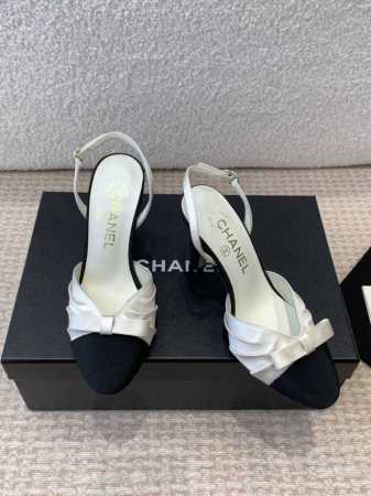 Chanel 小香 25ss早春新品 缎面蝴蝶结凉鞋系列法式风情 真是美到心尖尖上啦！ 优雅又浪漫的仙女应该就是这样吧极简的配色加上绸缎蝴蝶结深入人心 无论搭配 - 点击图像关闭