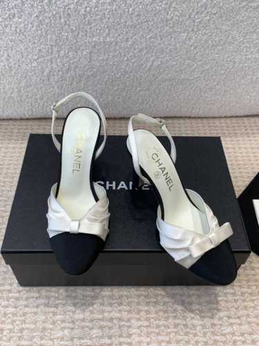 Chanel 小香 25ss早春新品 缎面蝴蝶结凉鞋系列法式风情 真是美到心尖尖上啦！ 优雅又浪漫的仙女应该就是这样吧极简的配色加上绸缎蝴蝶结深入人心 无论搭配