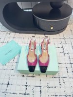 顶级版本方头女士单鞋，这款“FrenchFlirt”中跟鞋散发着随性优雅的巴黎风情，它与羊皮面革制成，设有醒目的黑色皮革鞋头和稳当的3.5厘米粗中跟，不妨以其配