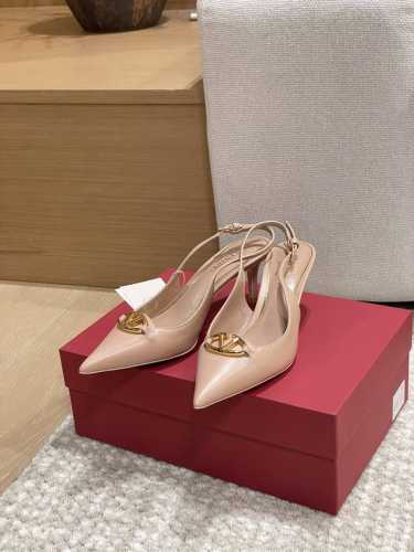 工厂p价p 顶级版本 代购品质 原版开发 Valention 华伦天奴穆勒拖鞋 V家小铆钉尖头高跟凉拖鞋 Vt专柜最新Vlogo系列 重工打造经典高跟鞋 顶级版
