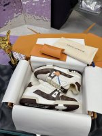 工厂价： Louis Vuitton 驴家的爆款！trainer板鞋，每个人都必须入的款，绝不后悔！ 超级百搭高级！什么衣服都好搭。最主要是超耐看的。 顶级代工