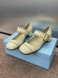 工厂价 普拉达 2025 Prada春夏新款冲孔玛丽珍芭蕾舞女鞋 明星同款字母logo五金皮带扣低跟方头复古女单鞋 市面顶级高端版本材质:鞋面进口牛漆皮+水染羊