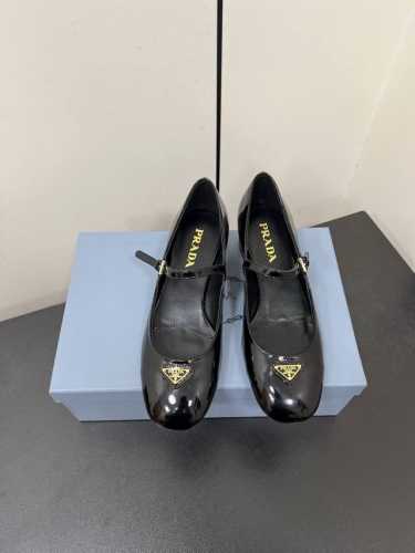 PRADA 25ss 普拉达秋冬新品 实力来袭 中跟玛丽珍粗跟单鞋 芭蕾舞鞋超级爆系列爆品，各大网红明星乔欣，程潇，同款圆头三角扣 玛丽珍单鞋 ！时髦百搭nic