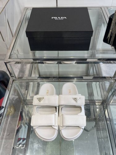 prada 25Ss 春夏 新款 牛皮十橡胶底的凉拖鞋 想起了小时候上学同学们穿的魔术贴涼鞋仁 经典设计 永不过时 选鞋子注重美观的同时 舒适是最重要的 这款鞋