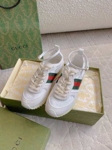 出厂价p Gucc*新款厚底德训鞋 脚踝皮带点缀 休闲又不失优雅的浪漫气息 皮带可拆卸 一鞋两穿 轻盈舒适又灵动 厚底设计拉长腿部线条 原版购入1:1复刻 细节