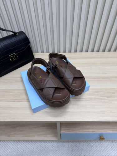 Prada 普拉达 25ss p家 25春夏厚底水台托鞋 双皮带扣复古风格 进口羊皮面料 羊皮内里 发泡大底 超轻 Zp五金扣Logo点缀 完美演绎高级简约风格