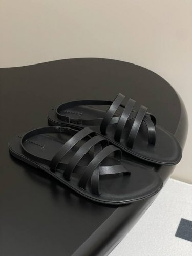 The Row 25Ss春夏新款 皮革罗马夹脚凉鞋 此款以罗马鞋为灵感 基于极简美学原则，以简约的造型呼应夏日的清凉。中性风却极简。非常好穿显高，还特别的轻盈。